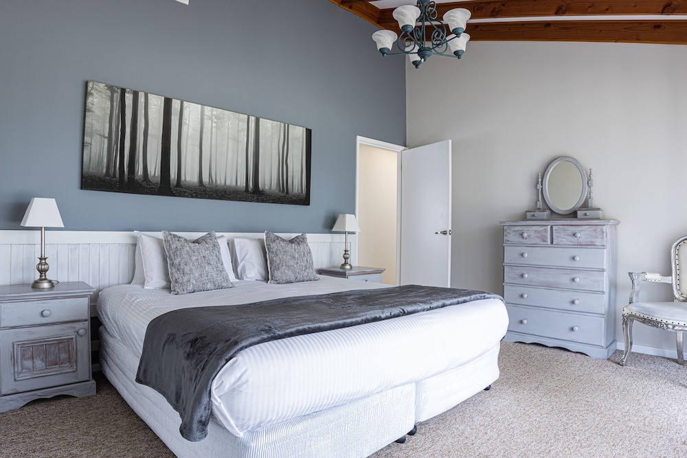 Executive House, 3 Bedrooms, Mountain View (Homestead Accommodation) photo 1