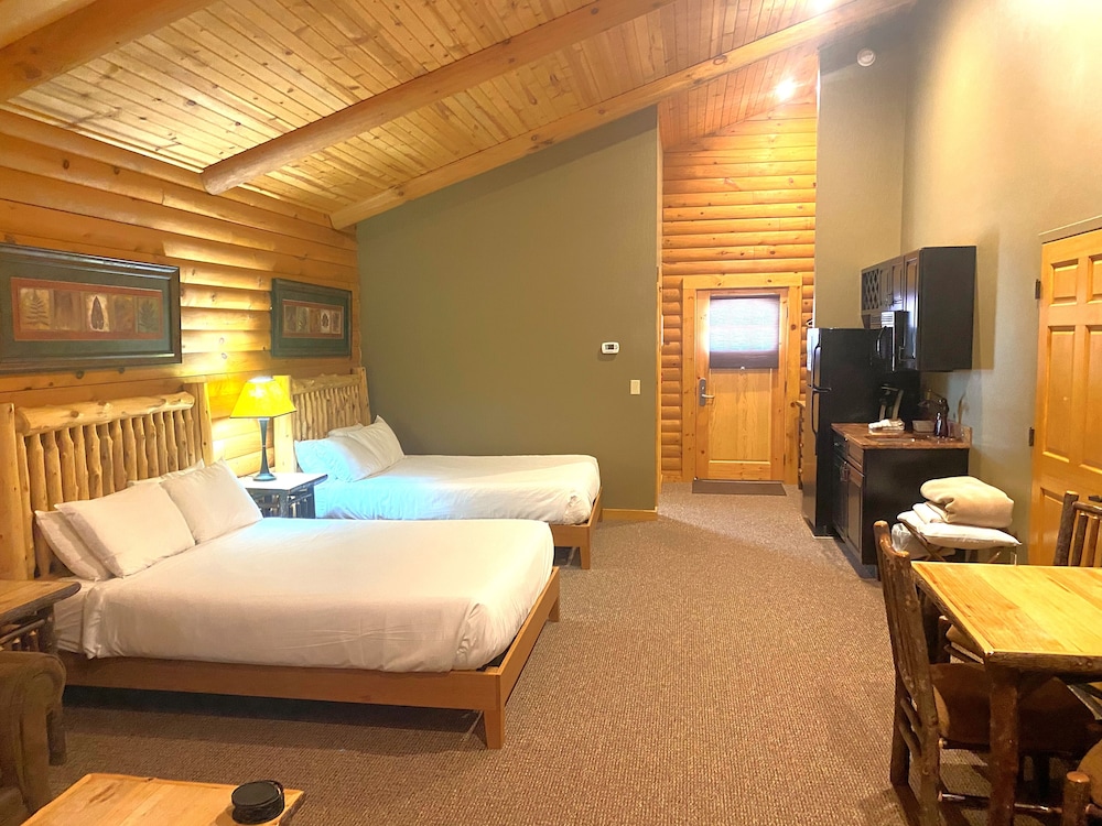 C 51R - Comfort Cabin, 2 Queen Beds, Pet Friendly, Mountainside (May hear neighbors) photo 3