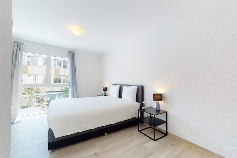 Basic Studio, 1 Queen Bed