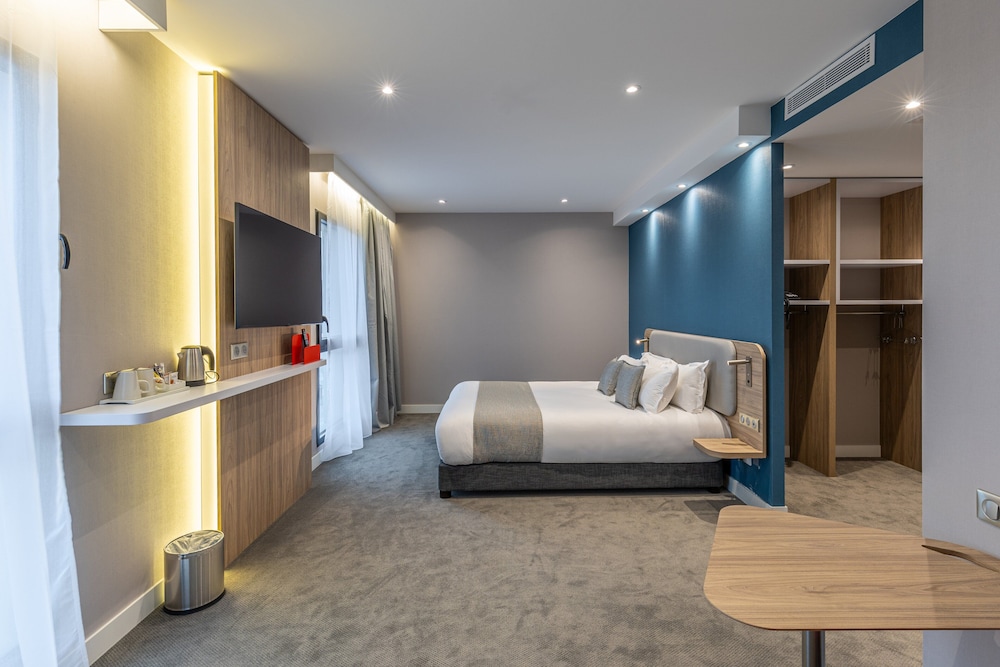 Standard Room, 1 Queen Bed, Accessible (Free Breakfast) - Photo 3