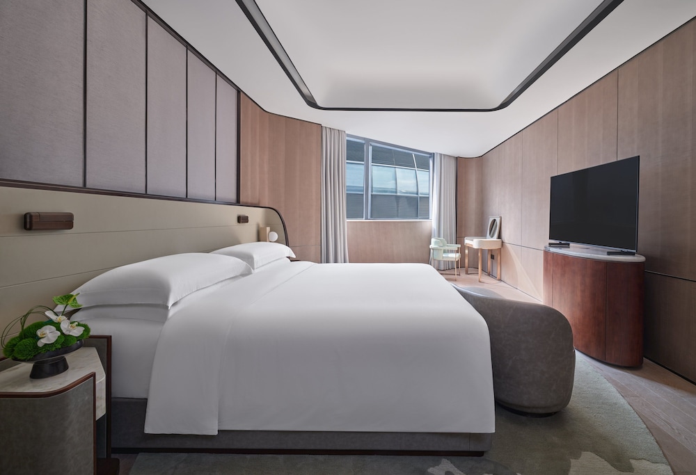 Junior Suite, 1 King Bed, Lake View
