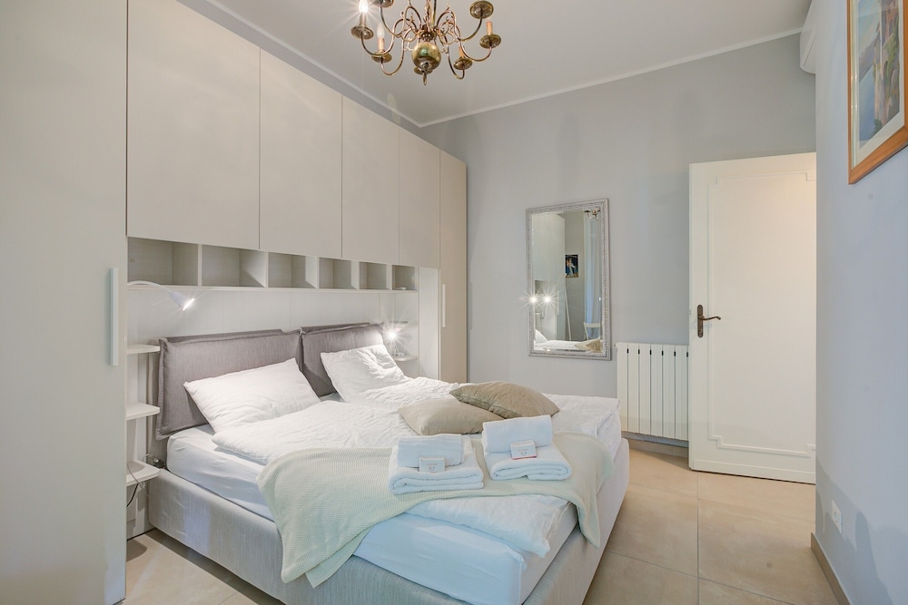 Honeymoon Apartment, Multiple Bedrooms, Mountainside (Mon Reve Lake View Pool, Stresa)