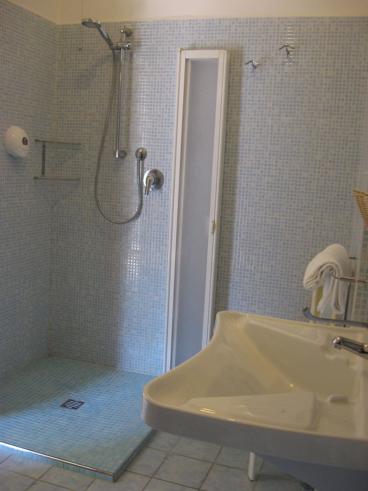 Quadruple Room - Photo 4
