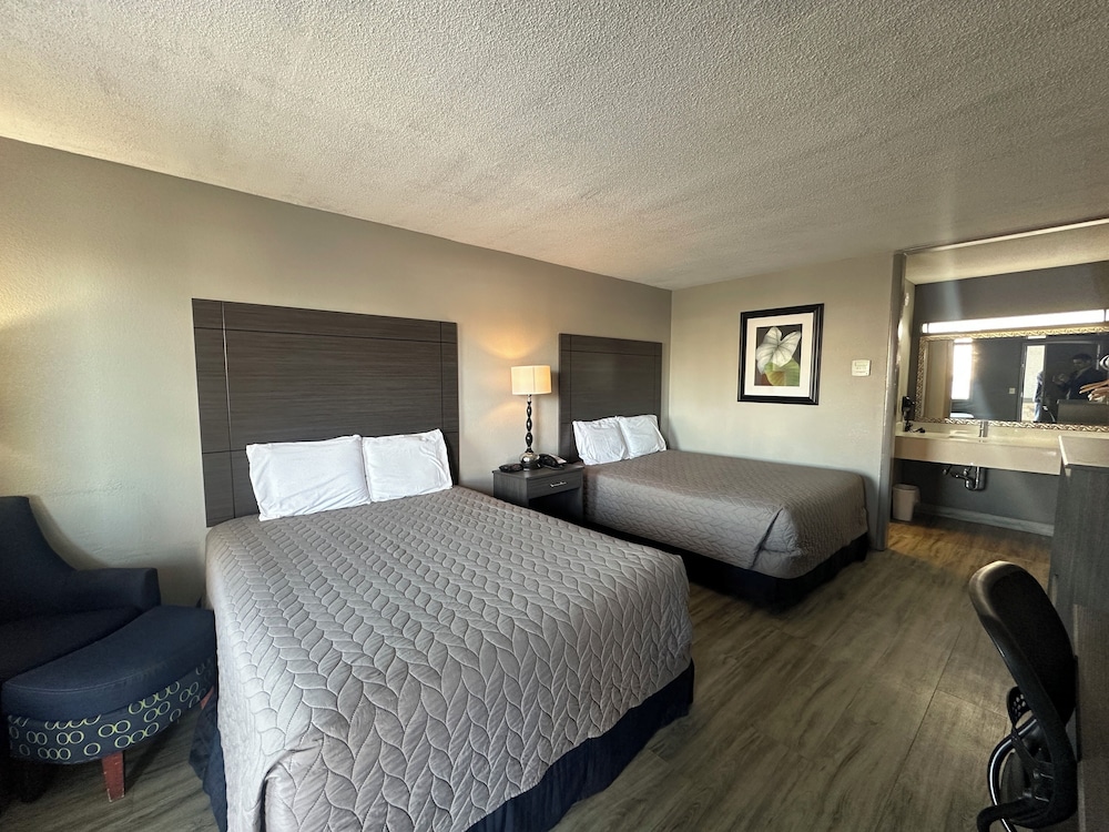 Room, 2 Queen Beds, Non Smoking photo 1