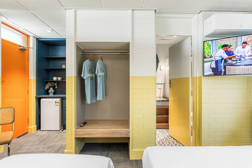 Queen + Single Room with ensuite photo 3