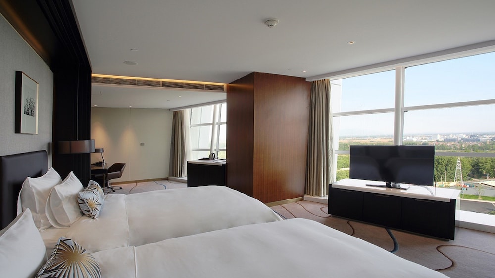 Deluxe Room, Lake View photo 1