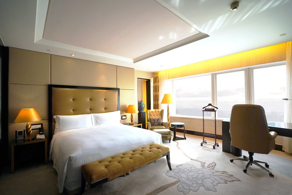 Classic Room, 1 King Bed (High Floor) - Photo 1