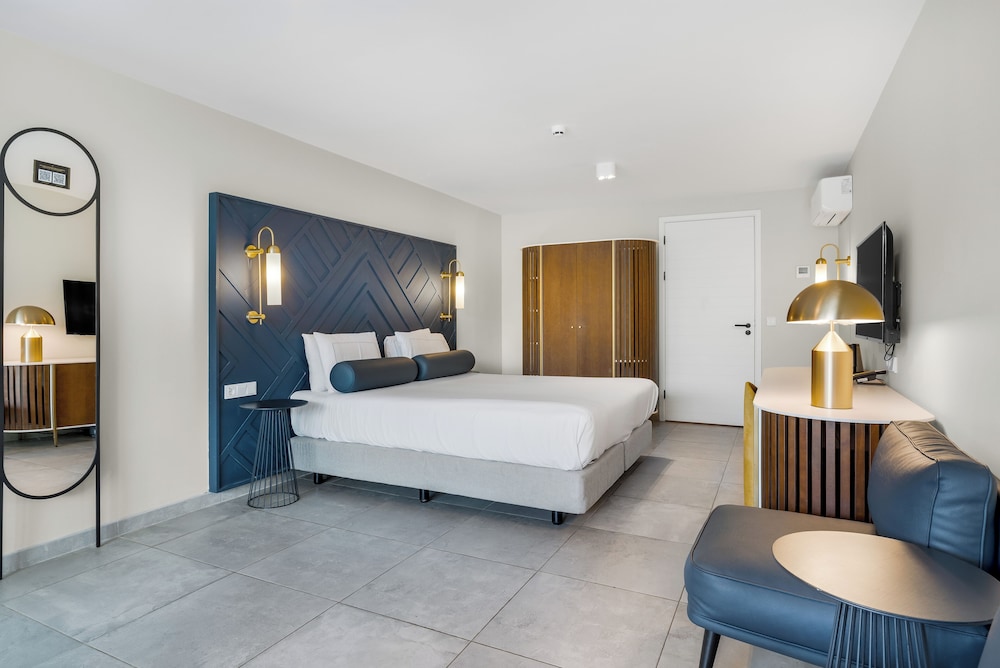 Deluxe Room, 1 King Bed thumbnail 5