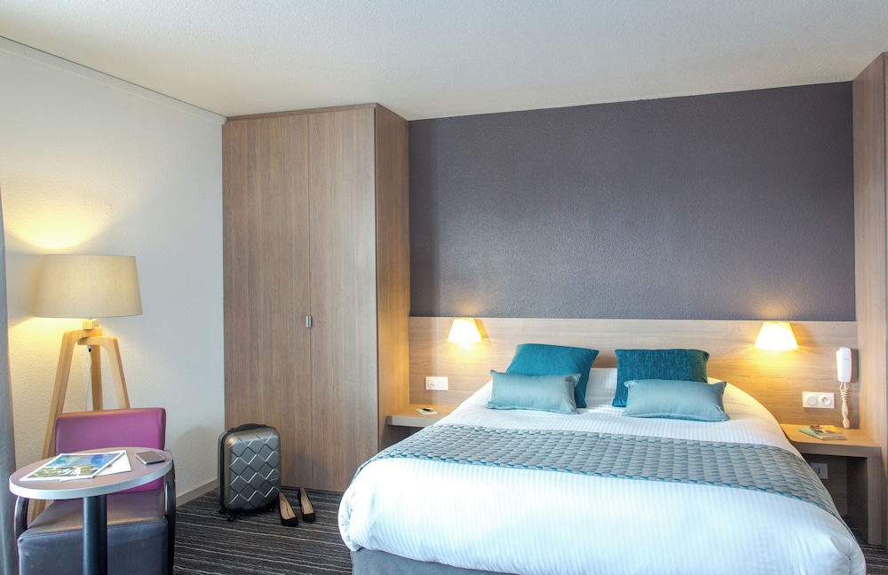 Family Room, 1 Queen Bed, Non Smoking, Poolside - Photo 3