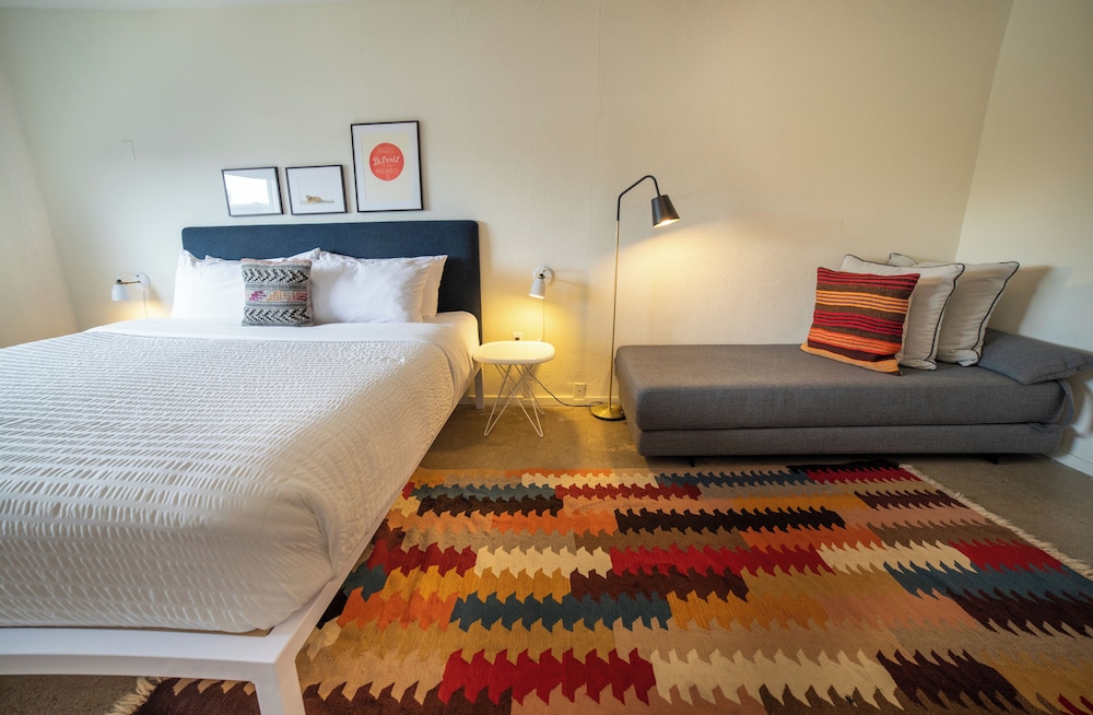 Deluxe Room, 1 King Bed - Photo 1