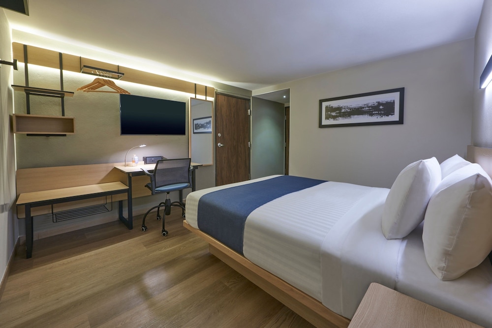 Standard Room, 1 Queen Bed - Photo 6