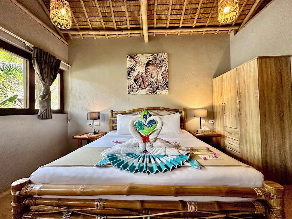 Traditional Loft Studio, 1 King Bed, Kitchenette, Garden View photo 2
