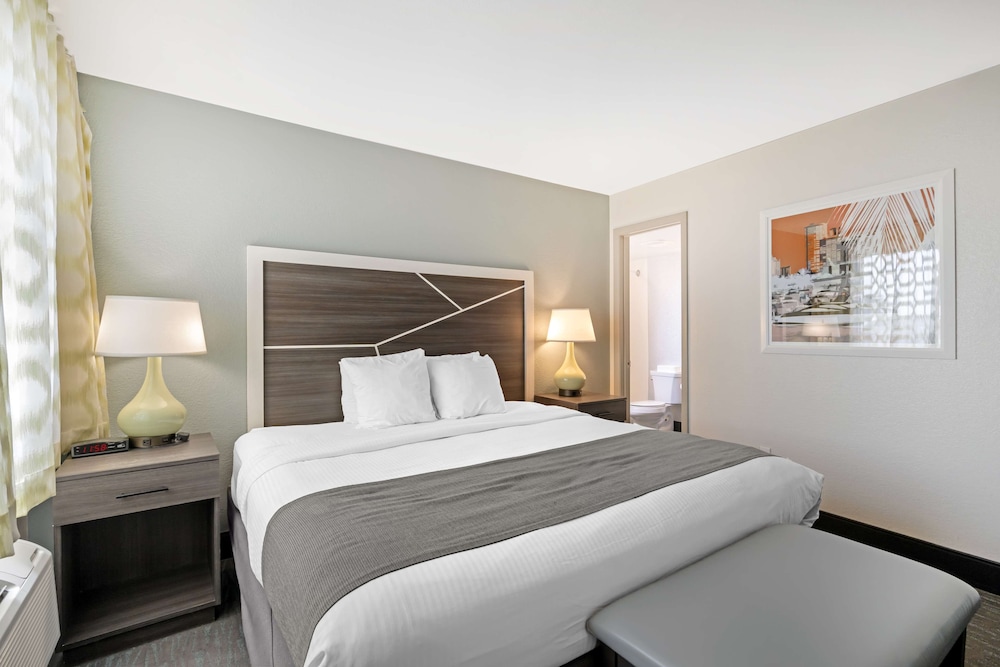 Suite, 1 King Bed, Refrigerator & Microwave, Partial Ocean View (with Sofabed)