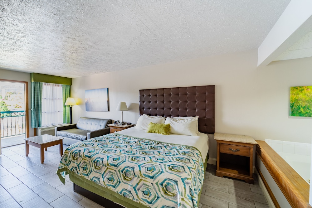 King Jacuzzi Deluxe Suite photo 3