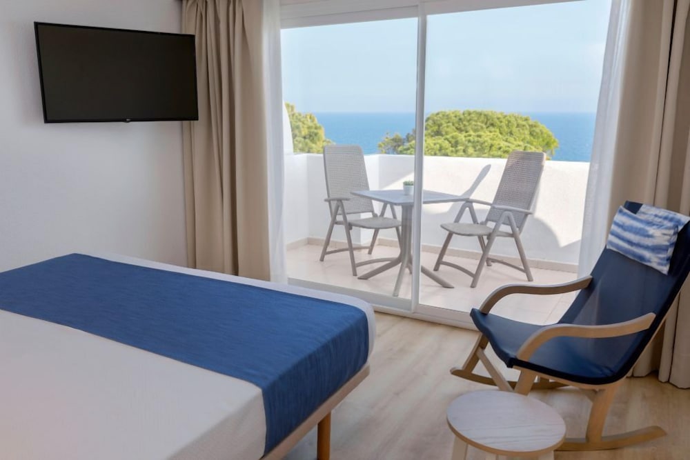 Habitación Doble Superior, Vista al Mar (2 Adultos + 1 Niño)