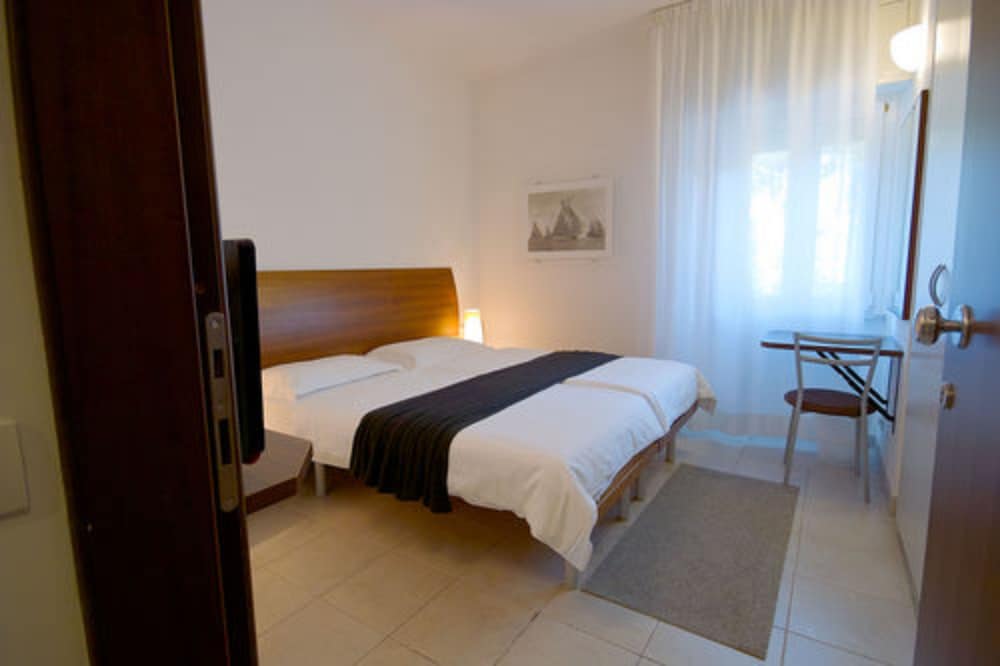 Economy Double Room (lateral garden view)
