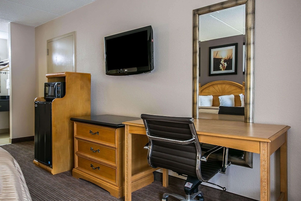 Standard Room, 1 King Bed, Non Smoking - Photo 1