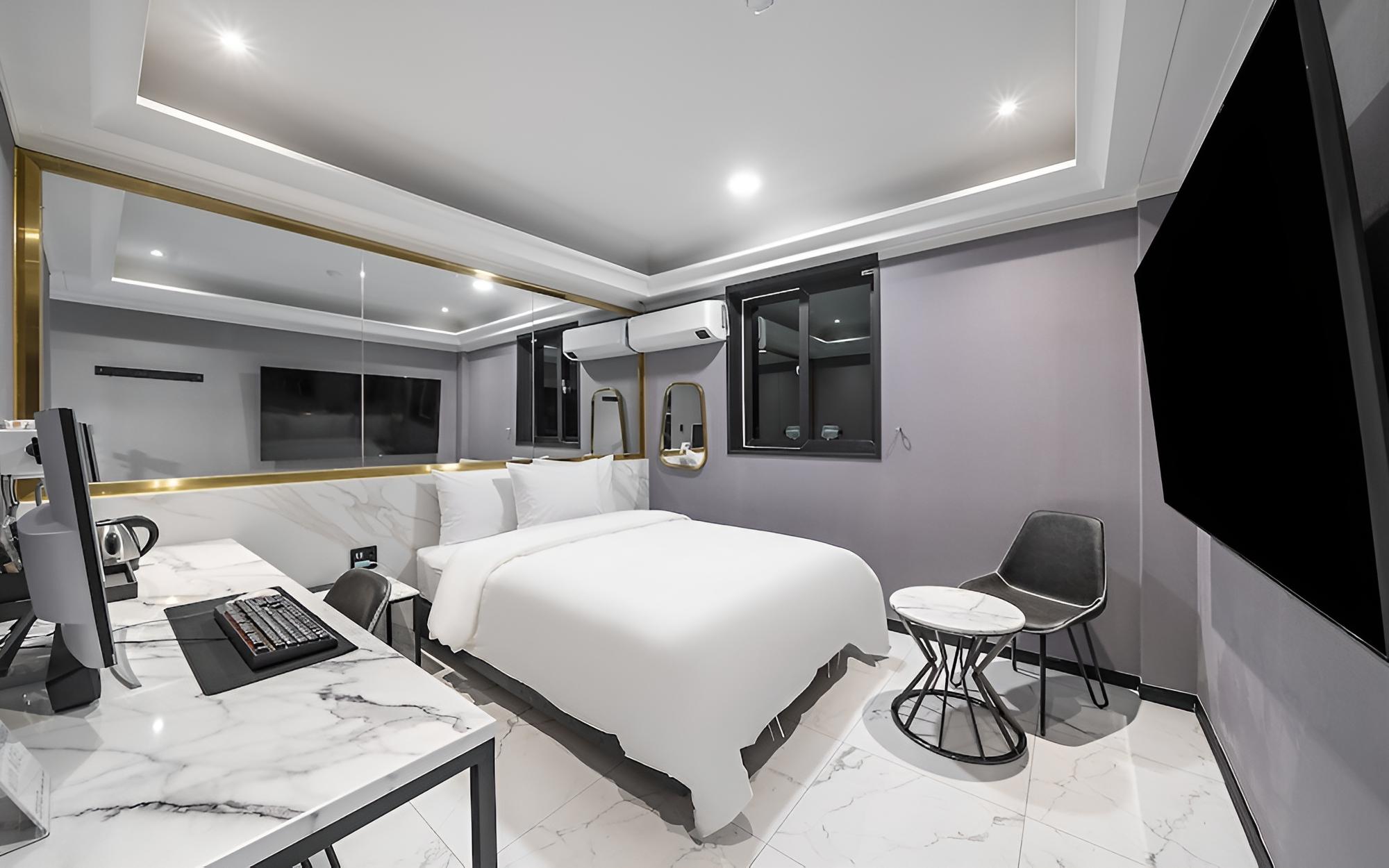 Room (Standard-Early Entry Room (Netflix vi) photo 2