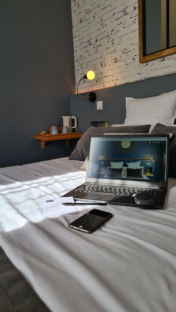 Standard Suite, City View - Photo 19