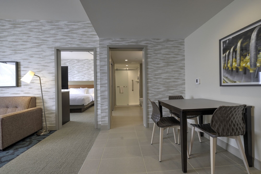 Suite, 1 King Bed, Accessible (Roll-In Shower) photo 3