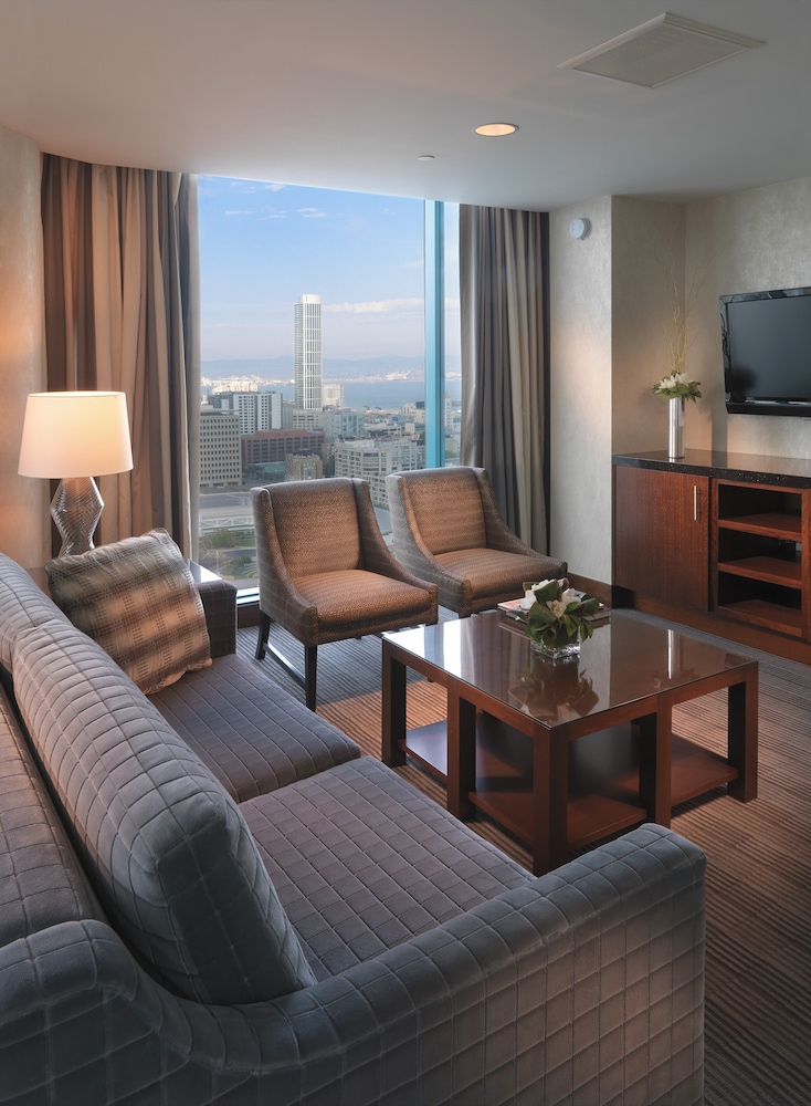 Suite, 1 Bedroom (West Side View)