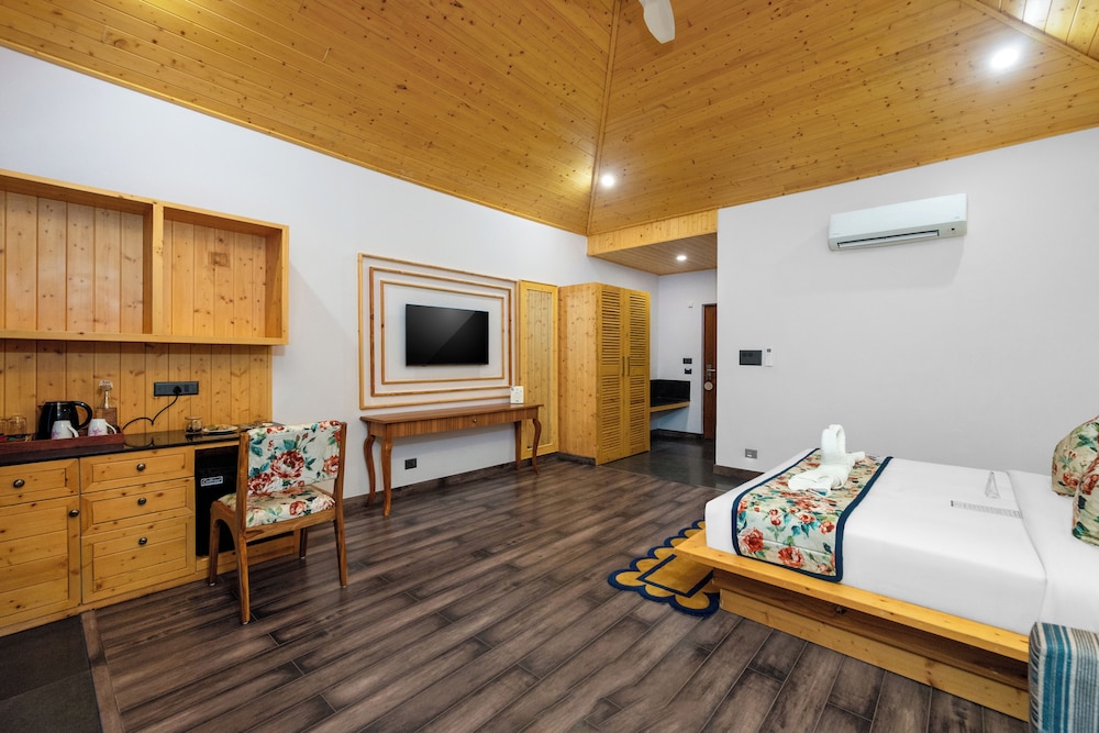 Van Rekha (Luxury Forest Treeline Room with Private Balcony) photo 3