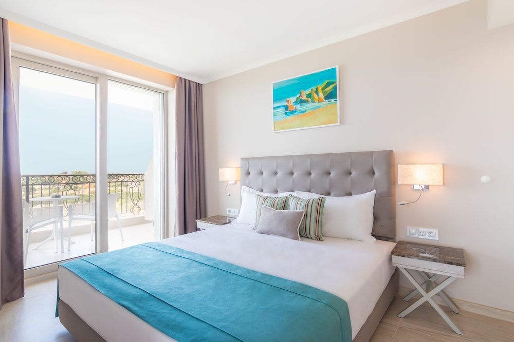 Standard Double Room, Partial Sea View photo 3