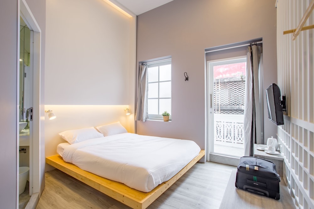 Deluxe Double Room with Private Bathroom photo 3