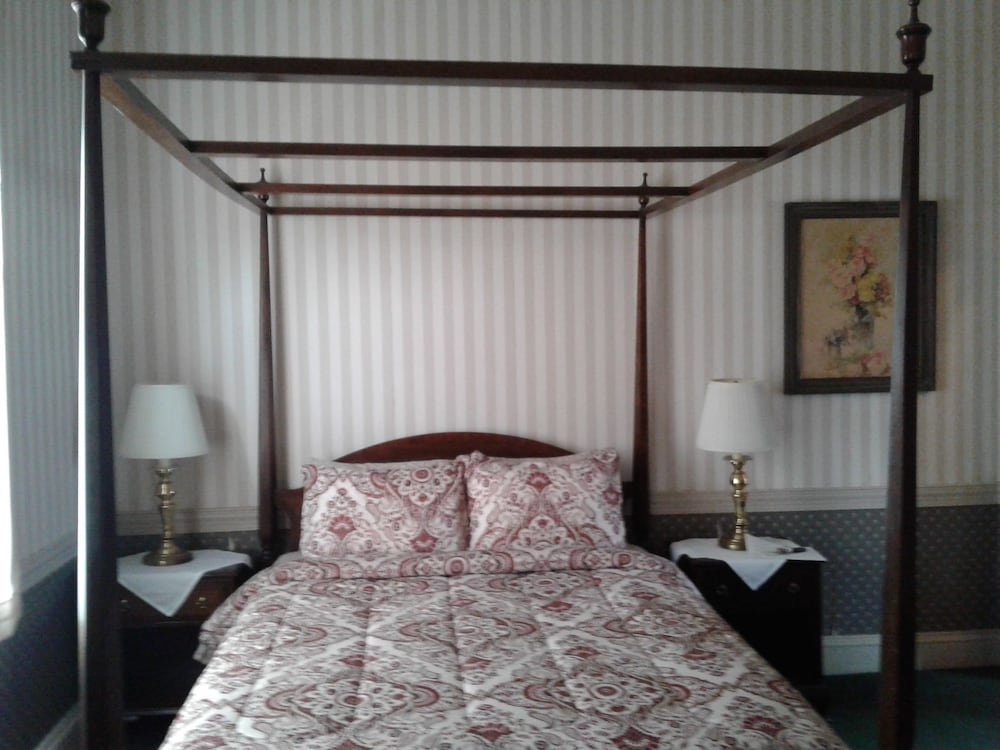 Archambault 205 Garden View Queen Bed