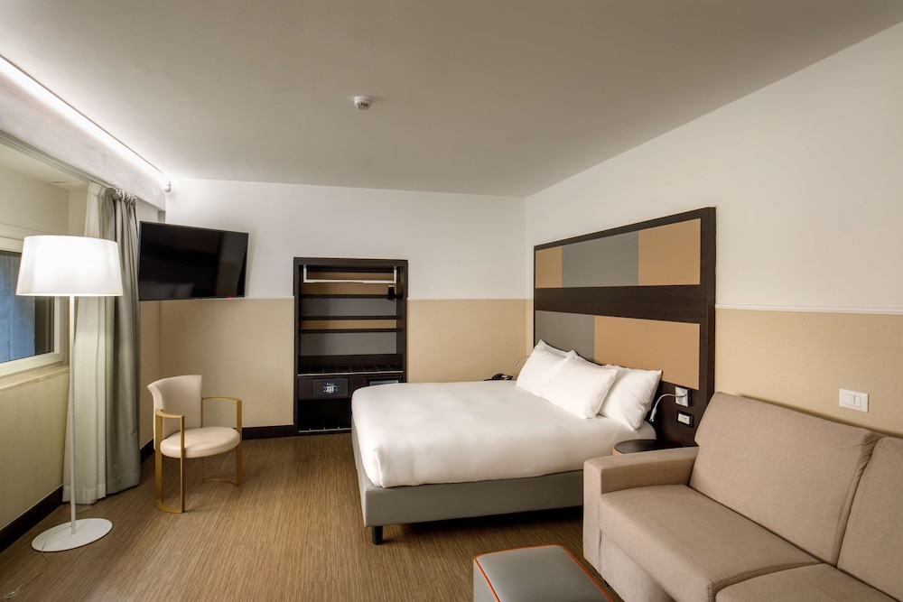 Room, 1 King Bed with Sofa bed thumbnail 6