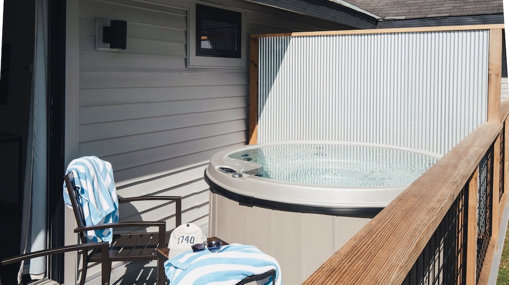 Deluxe Room, 1 King Bed, Hot Tub, Mountain View photo 2