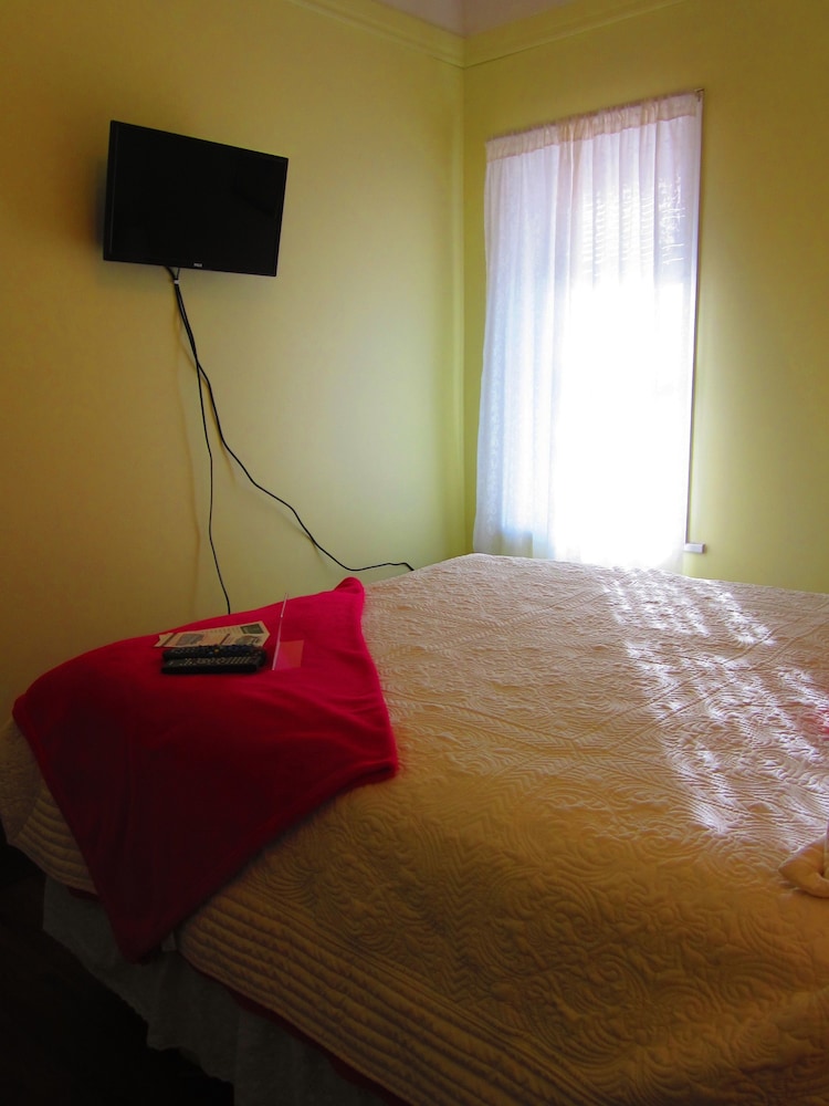 Standard Room, 1 Queen Bed, Shared Bathroom (Room 1) photo 3