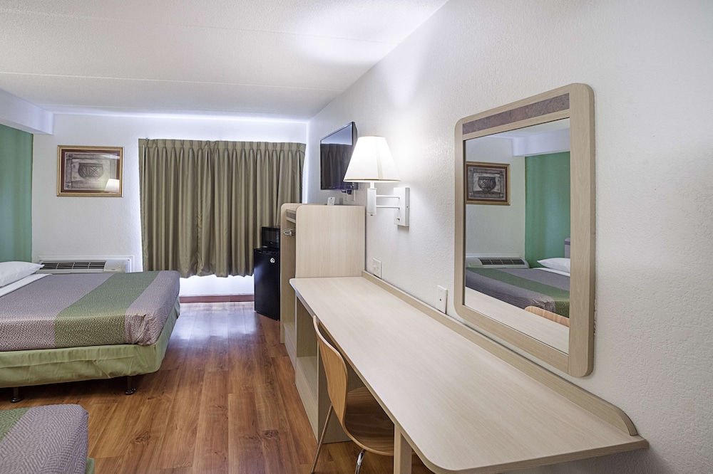 Deluxe Room, 1 King Bed, Non Smoking, Refrigerator photo 1