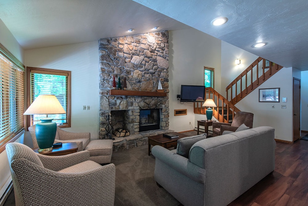 Signature Condo, 2 Bedrooms, Balcony, Lake View photo 1