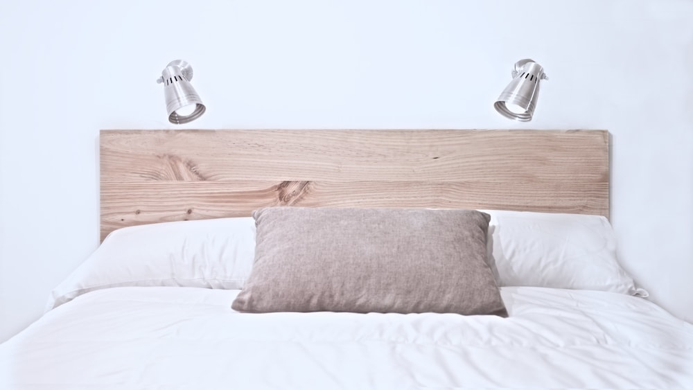 One Single Bed in Shared Dormitory for 6 occupants, Private Bathroom, Women Only