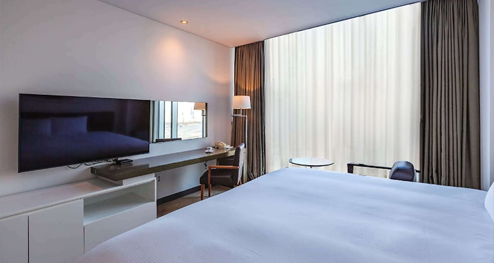 Deluxe Room, 1 Queen Bed, Non Smoking, City View