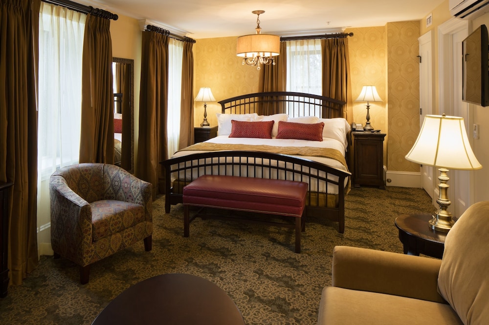 Deluxe Suite, 1 King Bed with Sofa bed, Non Smoking photo 1