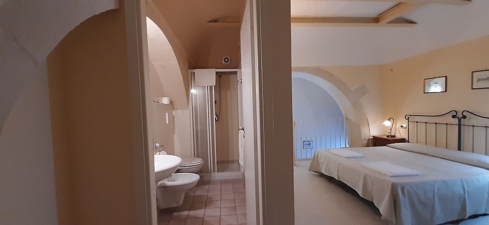 Standard Double Room - Photo 7
