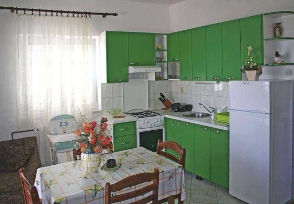 Apartment (Nikša - 10 m from beach - A2 Zeleni()