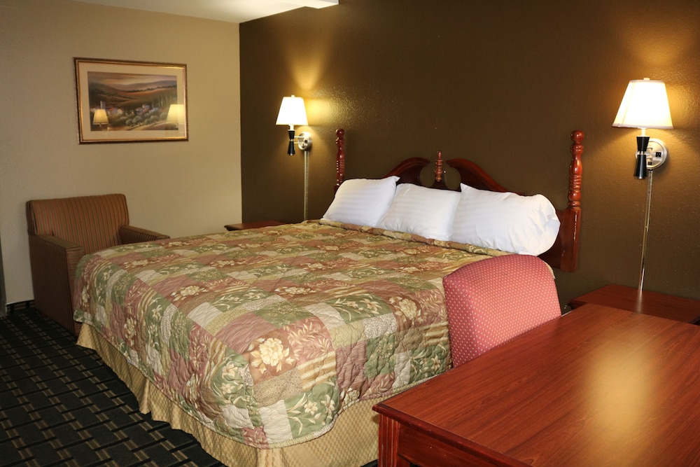 Standard Room, 1 King Bed, Non Smoking, Refrigerator & Microwave photo 2