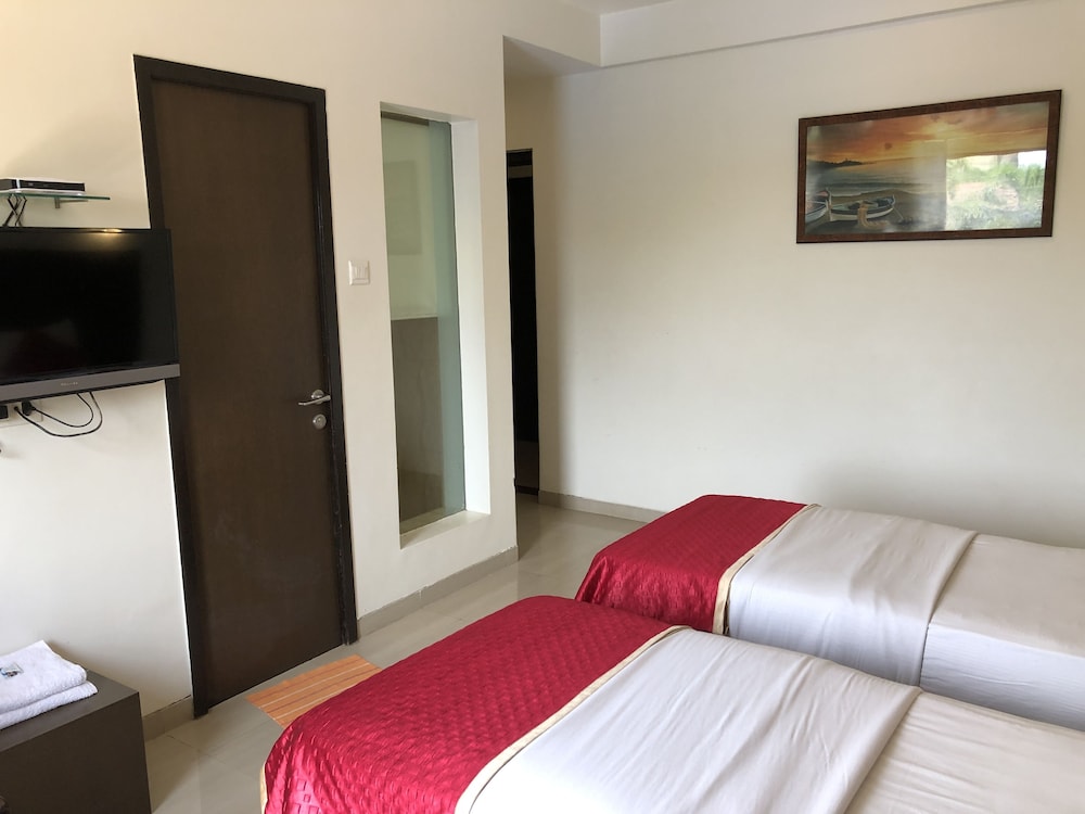 Twin Room, 2 Twin Beds, Pool View, Poolside photo 1