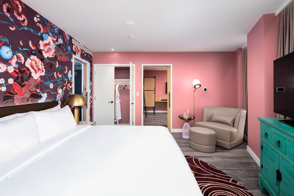 Executive Suite - Photo 1