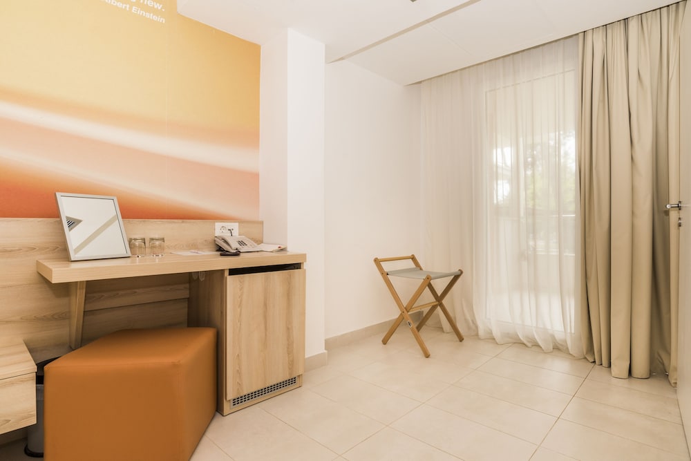 Classic Single Room, Balcony (Park side) photo 2