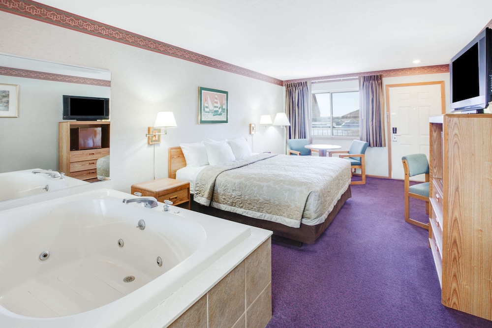 Deluxe Room, 1 King Bed, Hot Tub, Courtyard View photo 2