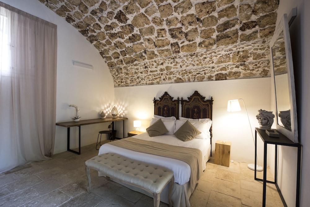 Superior Room, 1 Queen Bed, Courtyard Area, Adult only