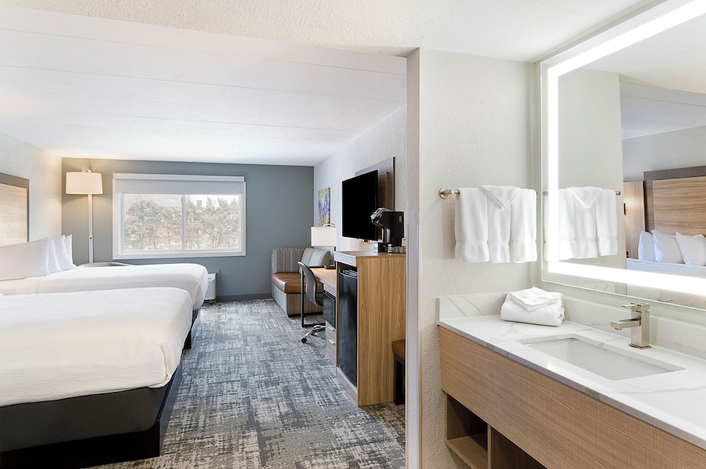 Room, 2 Queen Beds, Ground Floor - Photo 1