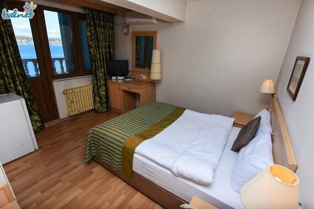 Room, Sea View
