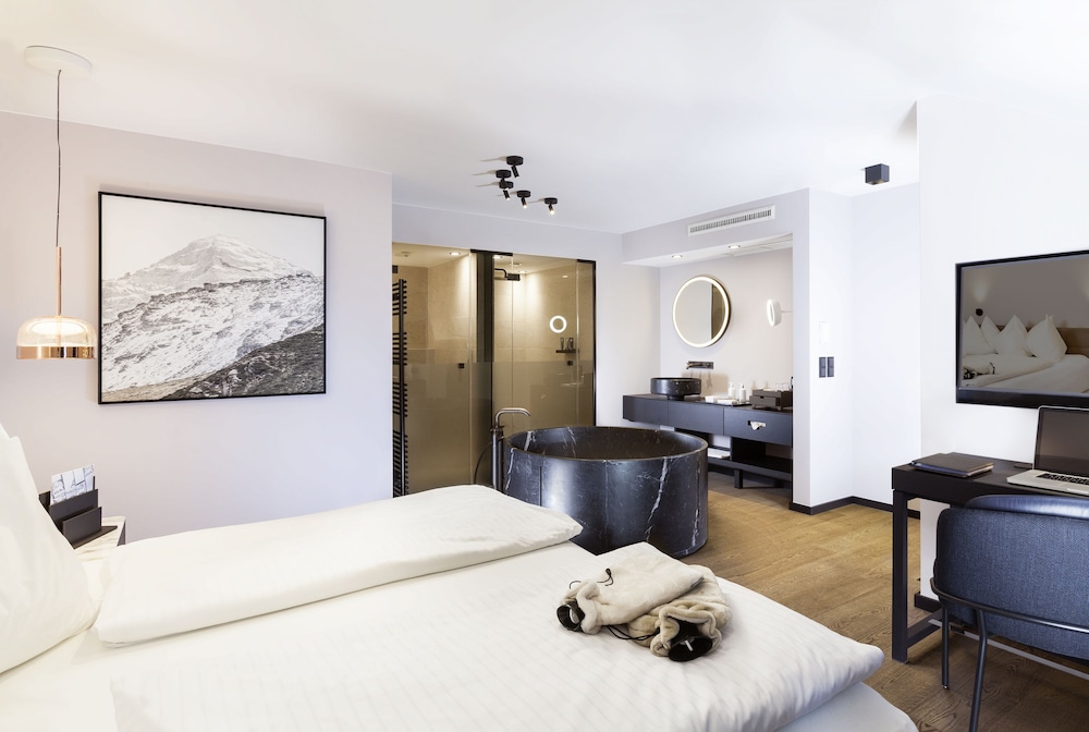 Luxury Suite photo 1