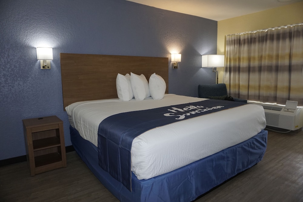 Basic Room, 1 King Bed, Non Smoking - Photo 3