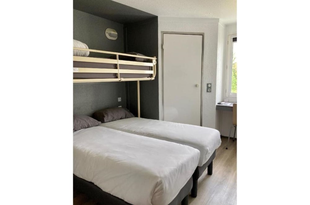 Standard Room, Multiple Beds (1 Double and 1 Single bed) - Photo 9